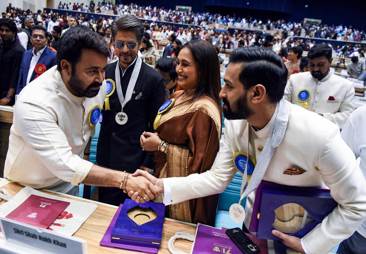 For the award ceremony, Vikrant Massey and Mohanlal twinned in all-white outfits. The actors were seen shaking hands after receiving the awards. 